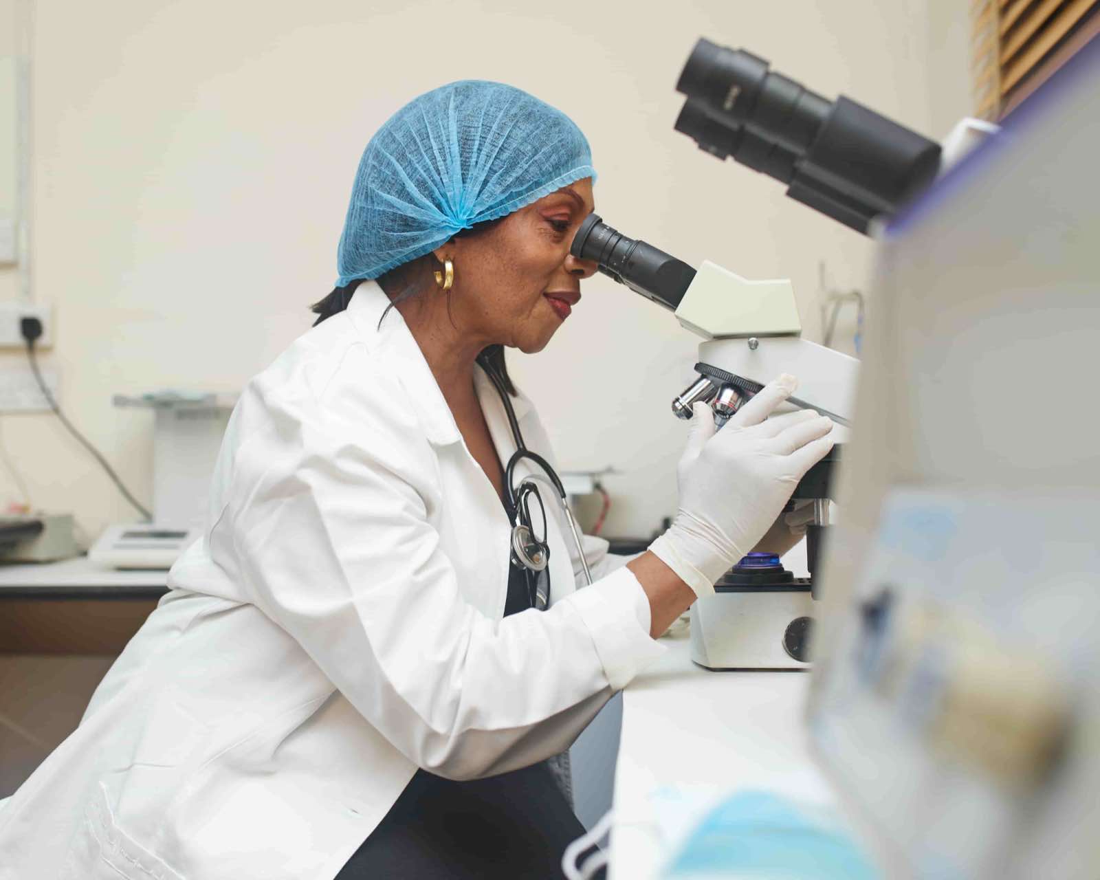 Scientist using microscopy tools in the molecular laboratory.